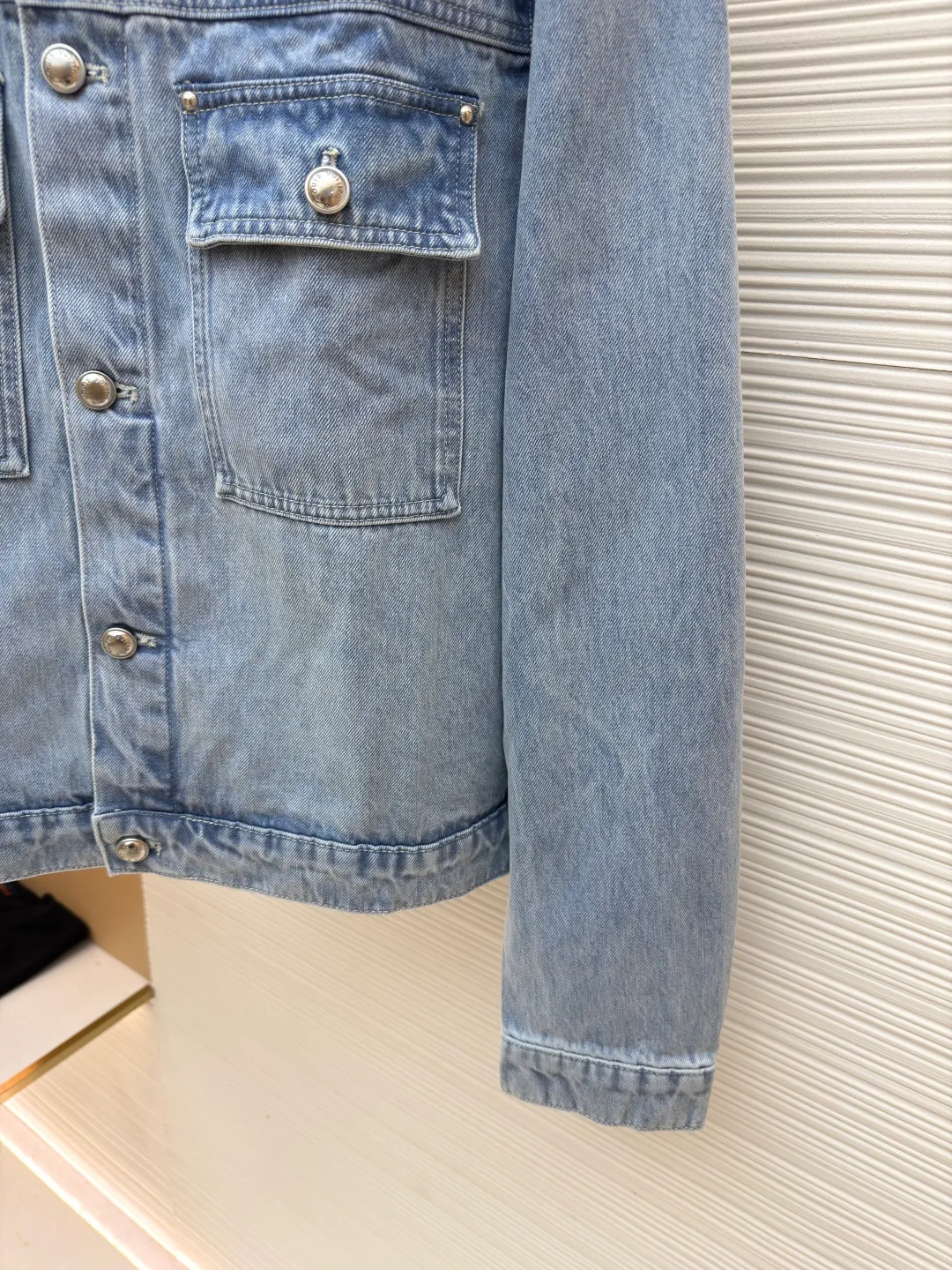 LOUIS VUITTON washed ripped denim jacket ●Authentic product: Purchased and developed for 25600 ●Item number: 1680604-B85 ●Material: pure cotton exclusive denim material ●Technology: laser burning ●Version: fitted version ●Weight: about 1070 grams ●Size: 48-59-52-54 ●Description: This destroyed detail is really cool. This washed denim truck elevates a classic silhouette with contrasting Monogram detailing front and rear, crafted with an edgy tear effect. This mid-season piece is effortlessly layered and can be worn with matching accessories for an on-trend look.